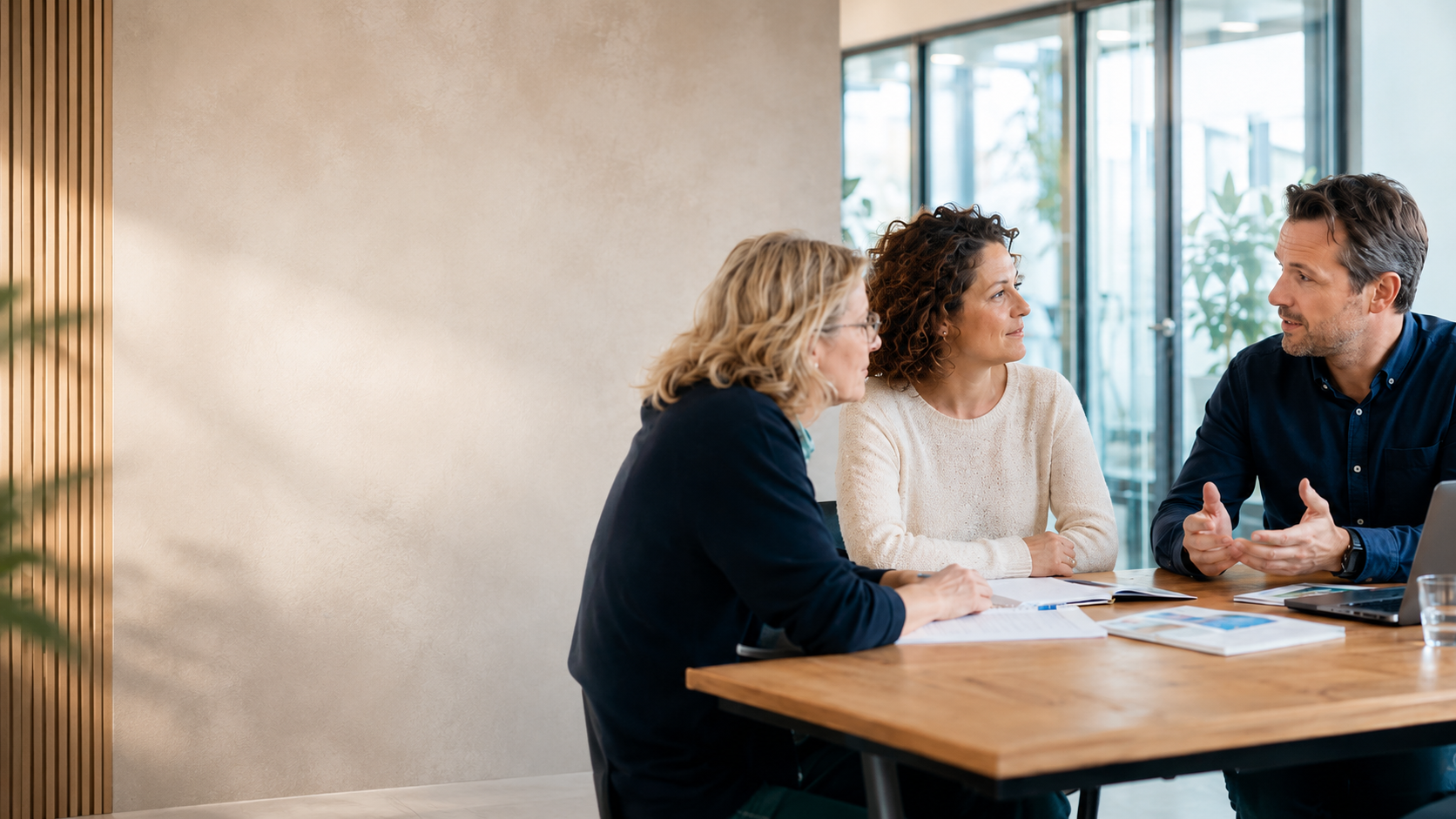 Adviesgesprek over maatwerkopleidingen in een kantooromgeving